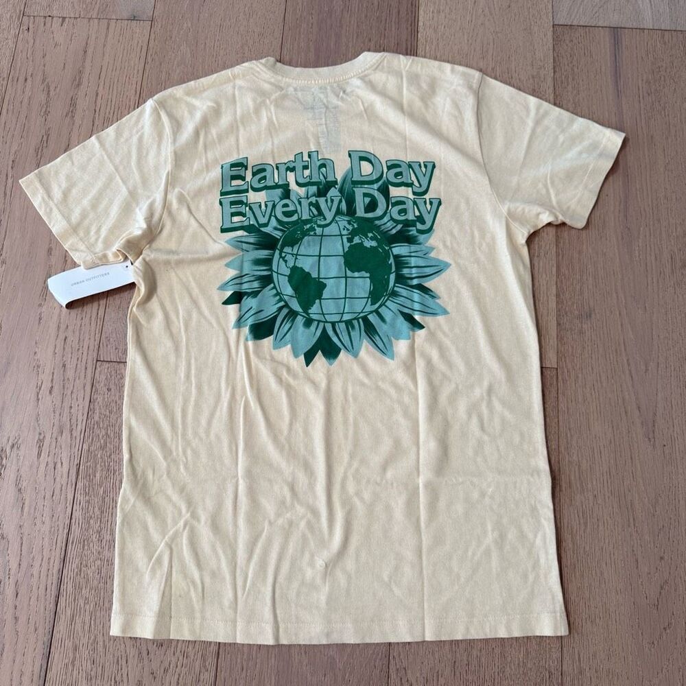 Urban outfitters earth day is every day size large
